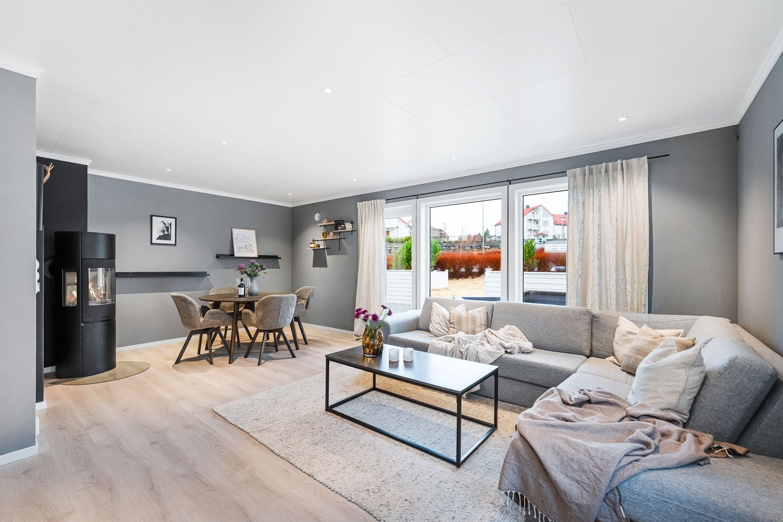 Lys og romslig stue med oppvarming fra peisovn og gode møbleringsmuligheter. Peisovn fra 2024 med ildfast plassert fremfor samt varmekabler i gulv. Galleribilde