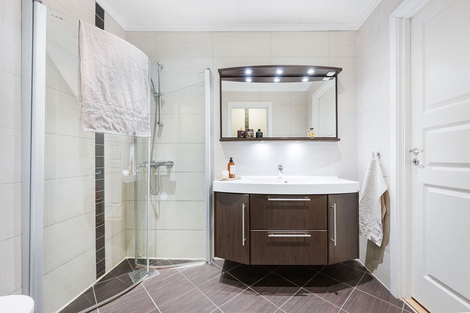 Helfliset bad i tidløse farger. Varmekabler i gulv. Galleribilde