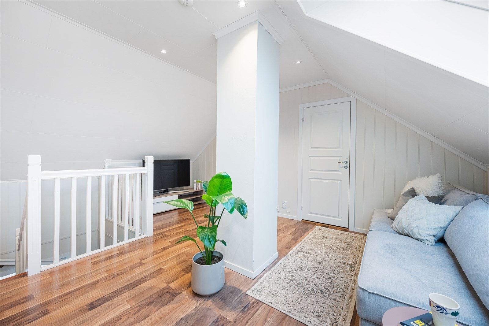 Når du kommer opp trappen til 2. etasje møtes du av et lyst og trivelig rom som i dag blir benyttet som en ekstra stue. Rommet oppleves som en hyggelig oppholdsrom. Galleribilde