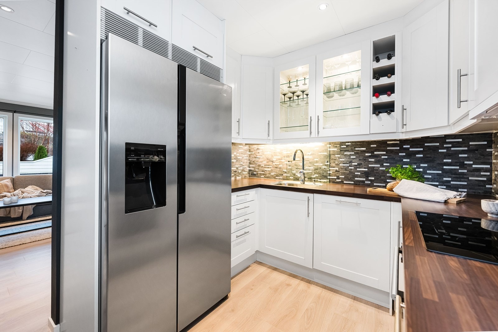 Kjøkken fra Sigdal med profilerte fronter og har godt med oppbevaringsplass i skuffer og skap Galleribilde