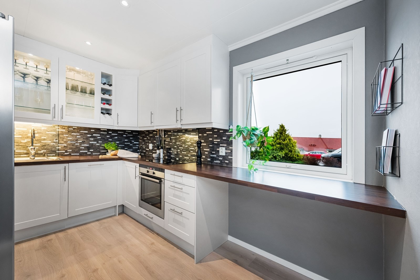 Plass til barkrakker ved kjøkkenbenk. Trivelig sted å spise frokost eller innta dagens første kaffekopp. Galleribilde