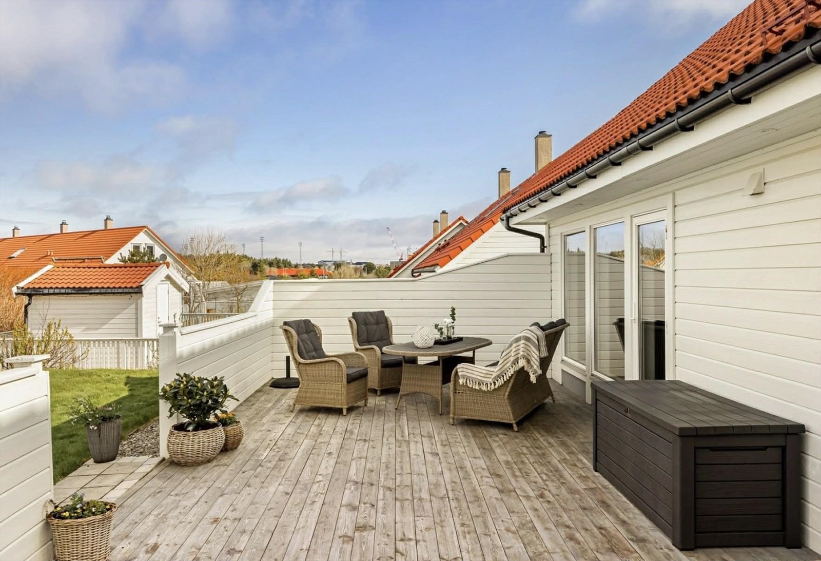 Enkel tilgang til terrasse fra stue - perfekt på solrike dager hvor middagen skal nytes utendørs Galleribilde