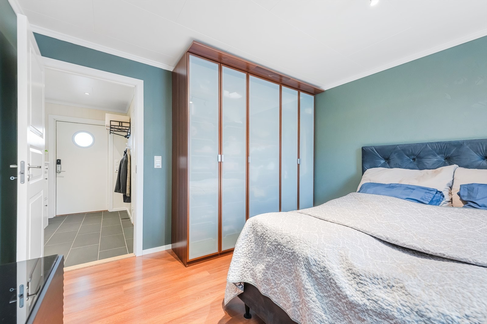 Det er gode oppbevaringsmuligheter i skyvedørsgarderobe. Galleribilde