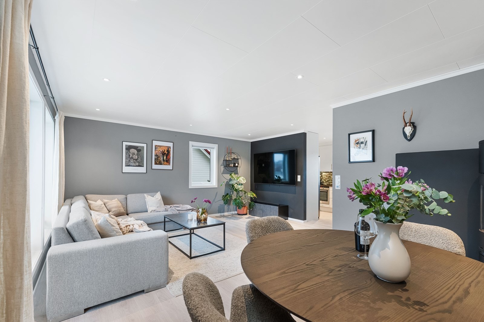 Boligen går over to plan med god planløsning som innehar blant annet 3 soverom, 2 bad og en romslig stue/kjøkken-løsning samt godt med lagringsplass. Galleribilde