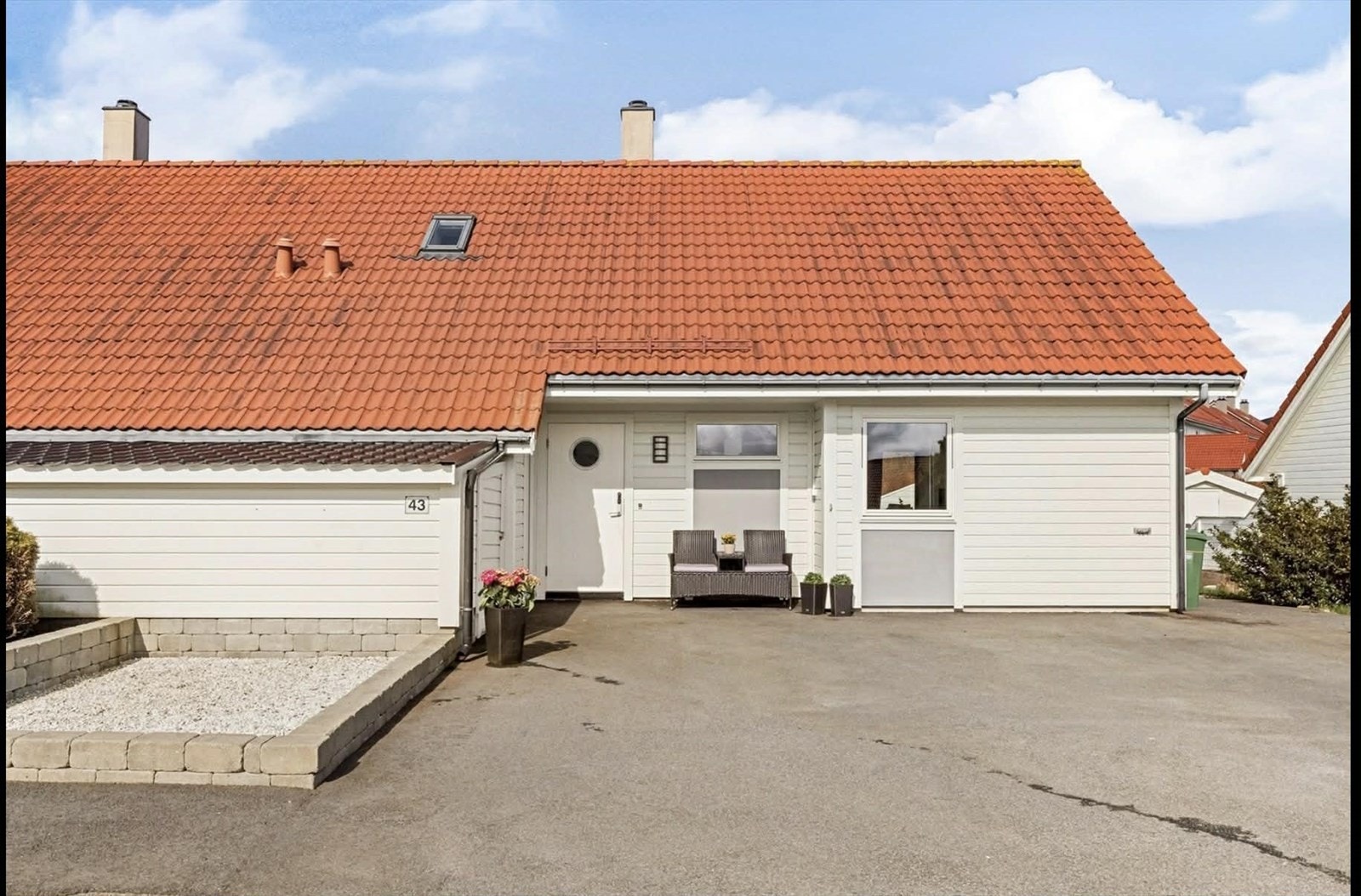 Flott halvpart av tomannsbolig med parkering rett utenfor Galleribilde