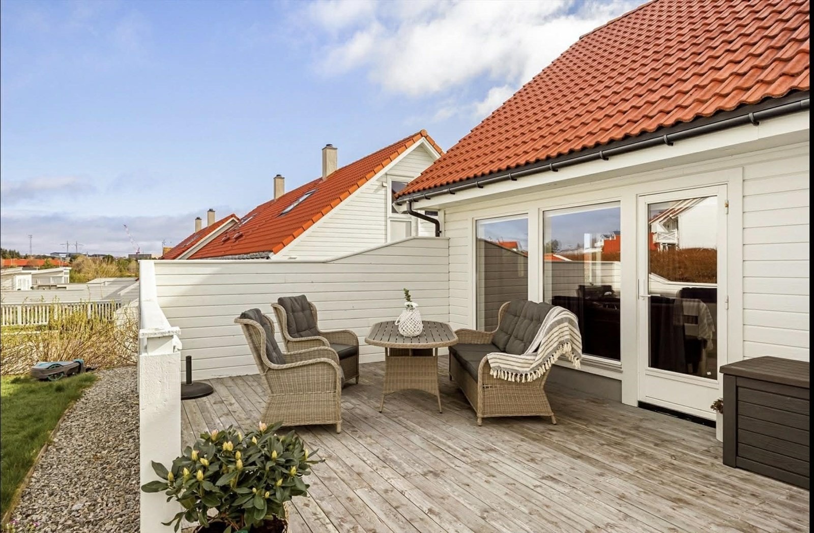 Solrik terrasse med gode solforhold Galleribilde