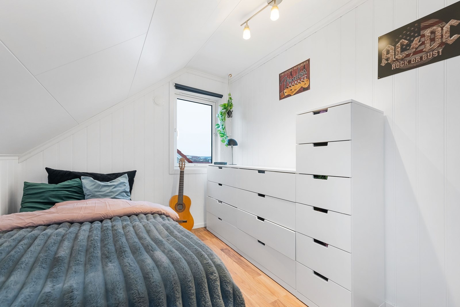 Boligens tredje soverom er av god størrelse med plass til seng, oppbevaringsmøbler og skrivepult Galleribilde