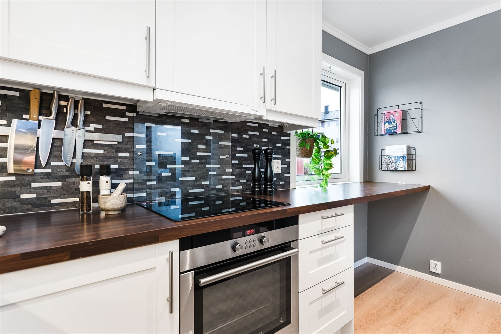 Ventilator montert over platetopp. Stor benkeplass og godt med naturlig lysinnslipp fra vindu. Galleribilde