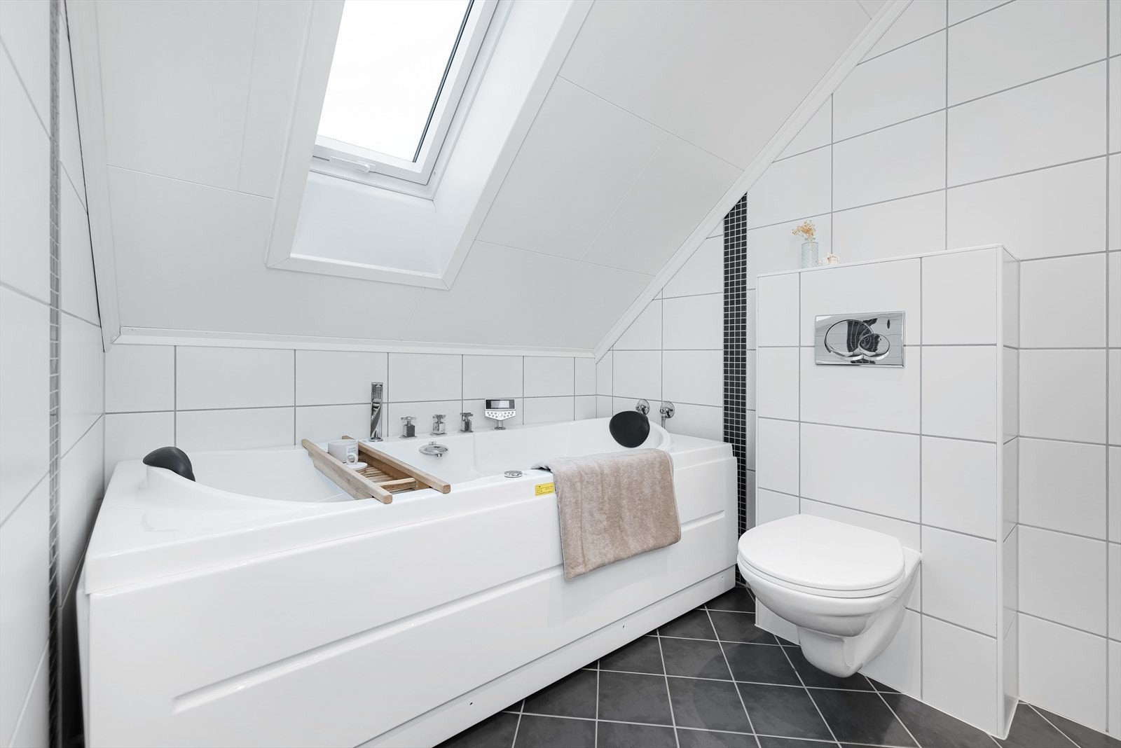 Stort badekar for ekstra luksus i hverdagen. Galleribilde