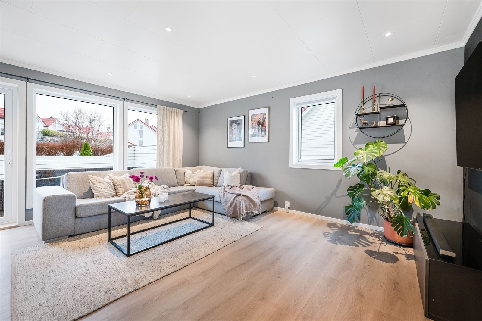 Stuen har godt med lysinnslipp fra store vindusflater. Galleribilde