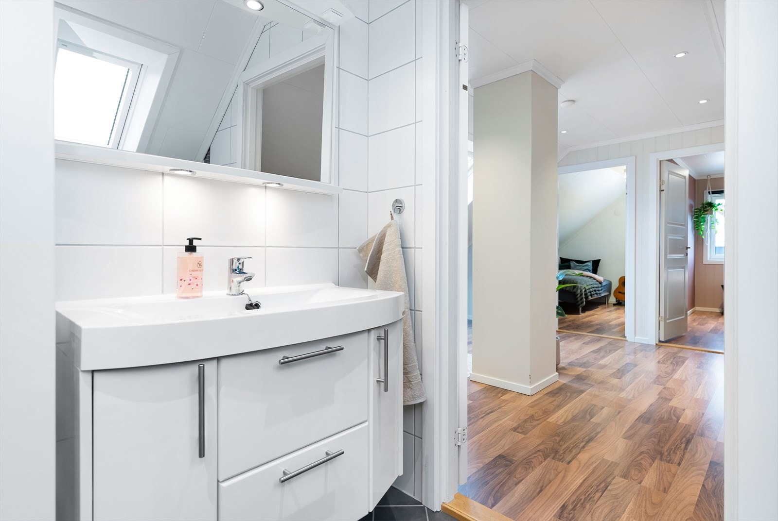 Lyst og helfliset bad i tidløse farger. Vamekabler i gulv. Galleribilde