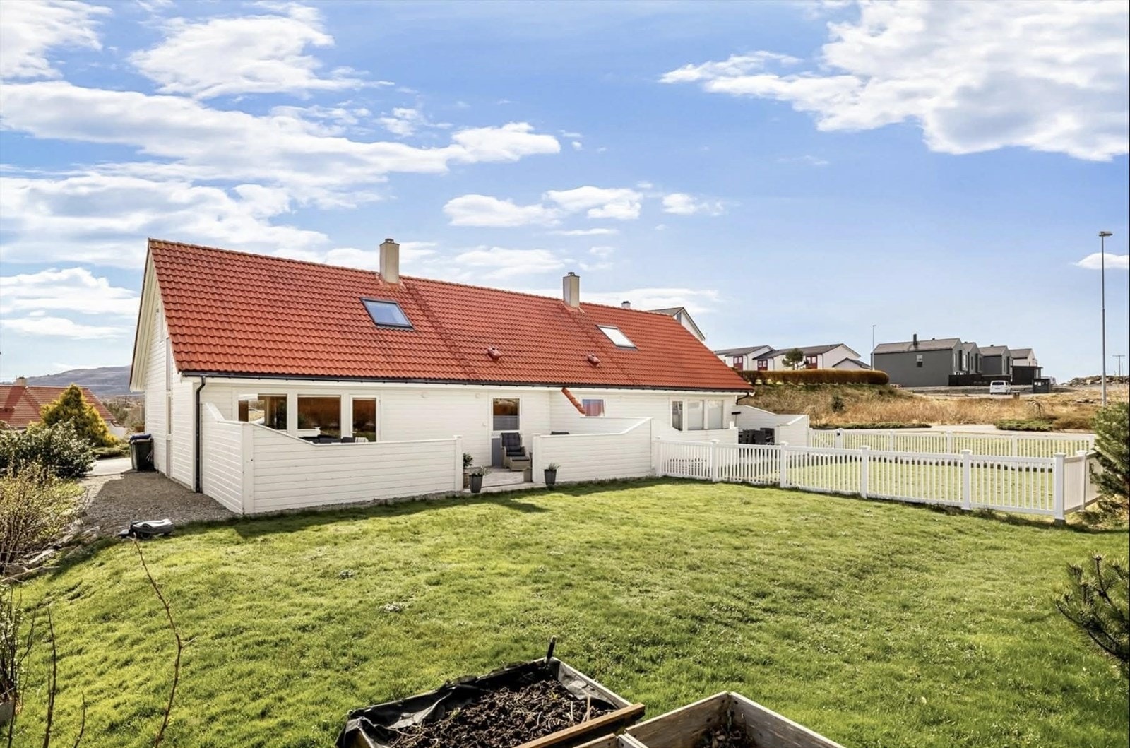 Utearealet til boligen har et opplyst areal på 194 m² på seeiendom.no og består av asfaltert biloppstillingsplass på fremsiden, og stor gressplen og terrasse på baksiden. Galleribilde