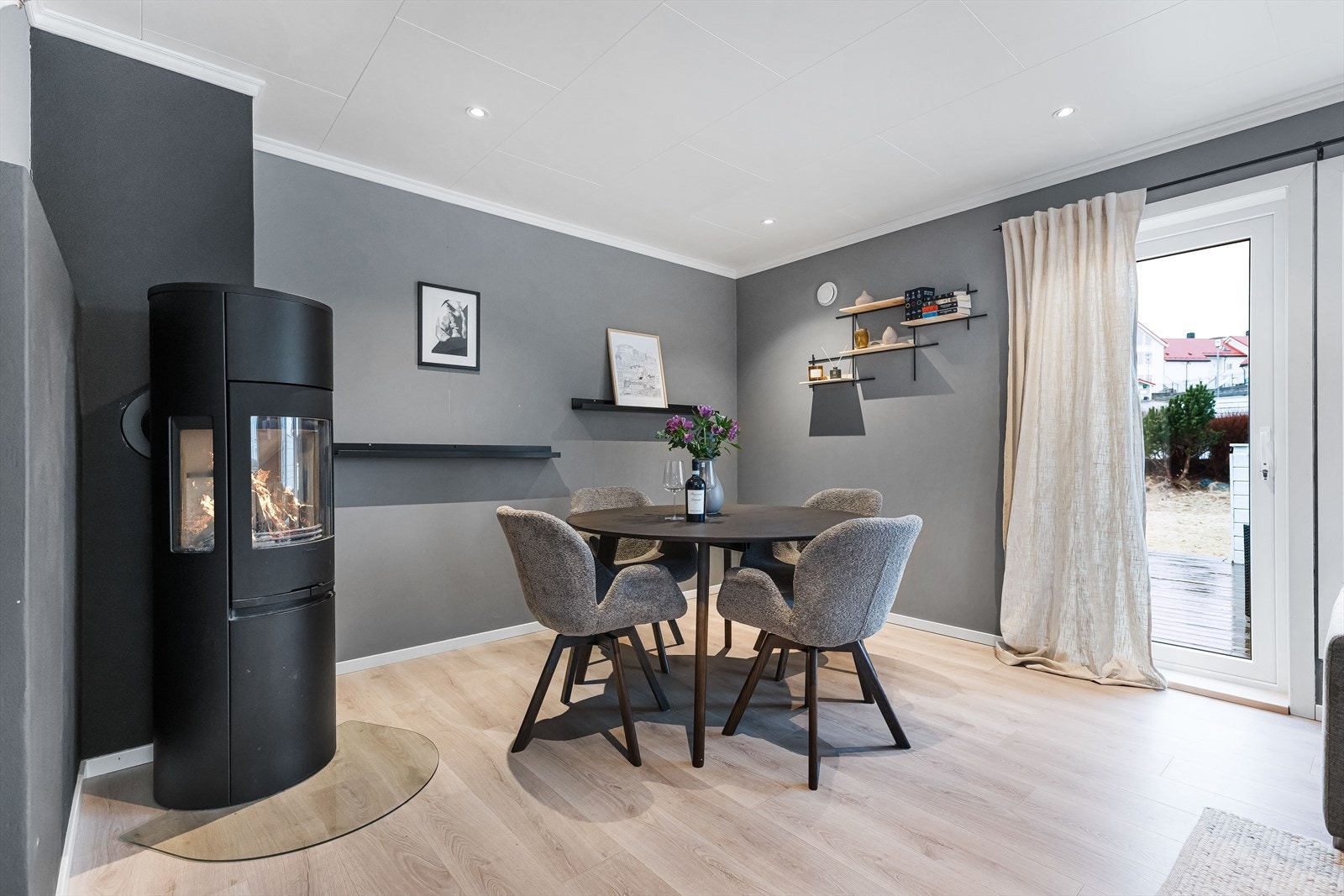 God plass til spisebord som egner seg godt til både hverdag og selskap. Utgang til terrasse fra stue. Galleribilde