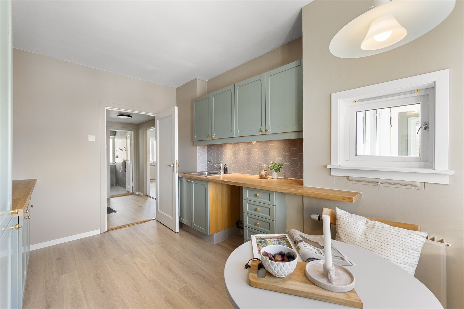 Benkeplaten i laminat har en praktisk, integrert stålkum. Galleribilde