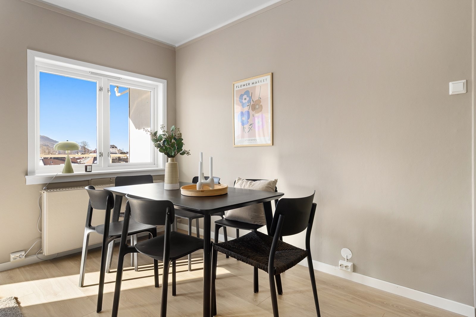 Spisegruppen har en lys og fin plassering ved vinduene, noe som skaper en innbydende sone for hyggelige måltider. Galleribilde