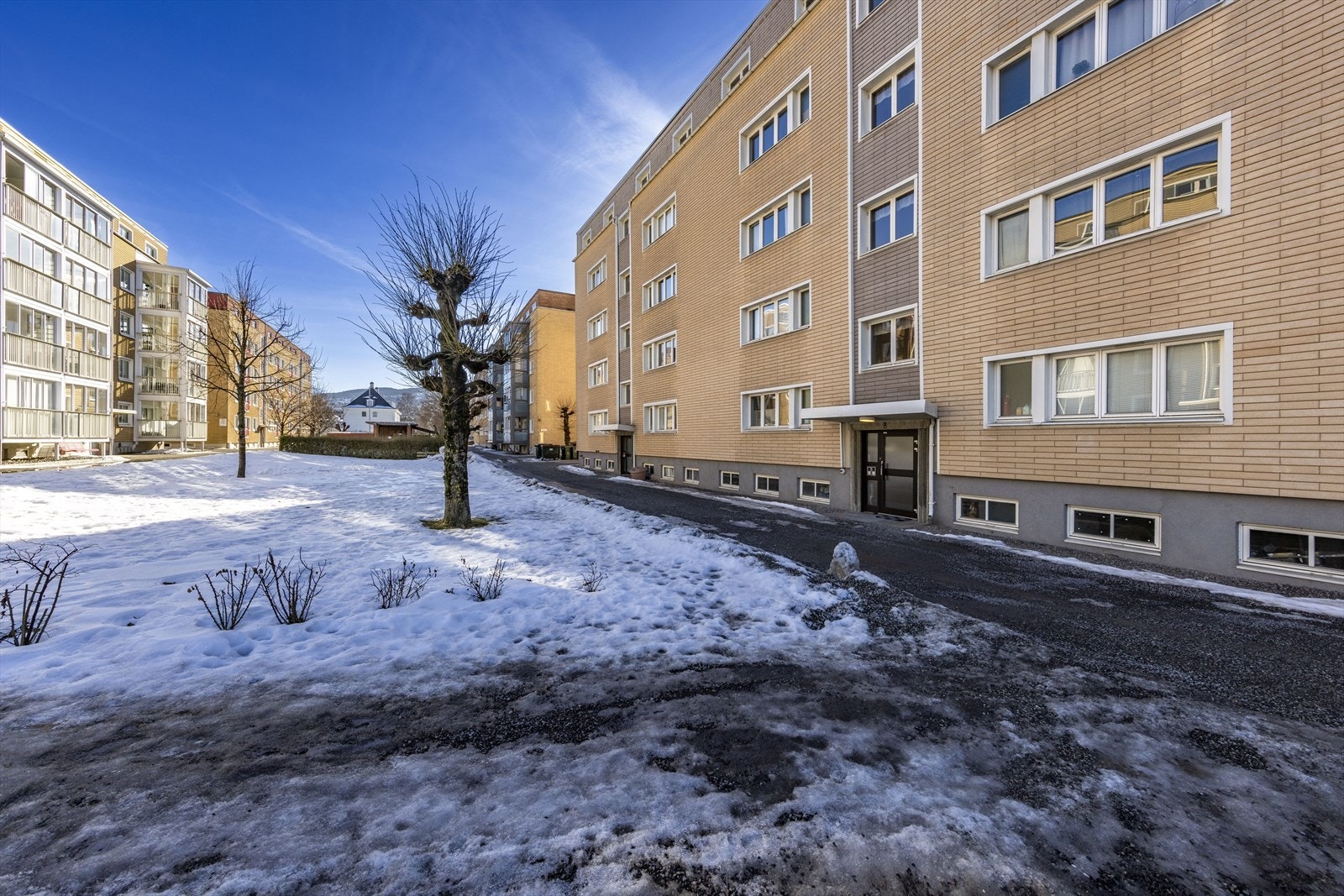 Byggets fasade ble oppgradert med Marmoroc-kledning i 2003. Galleribilde