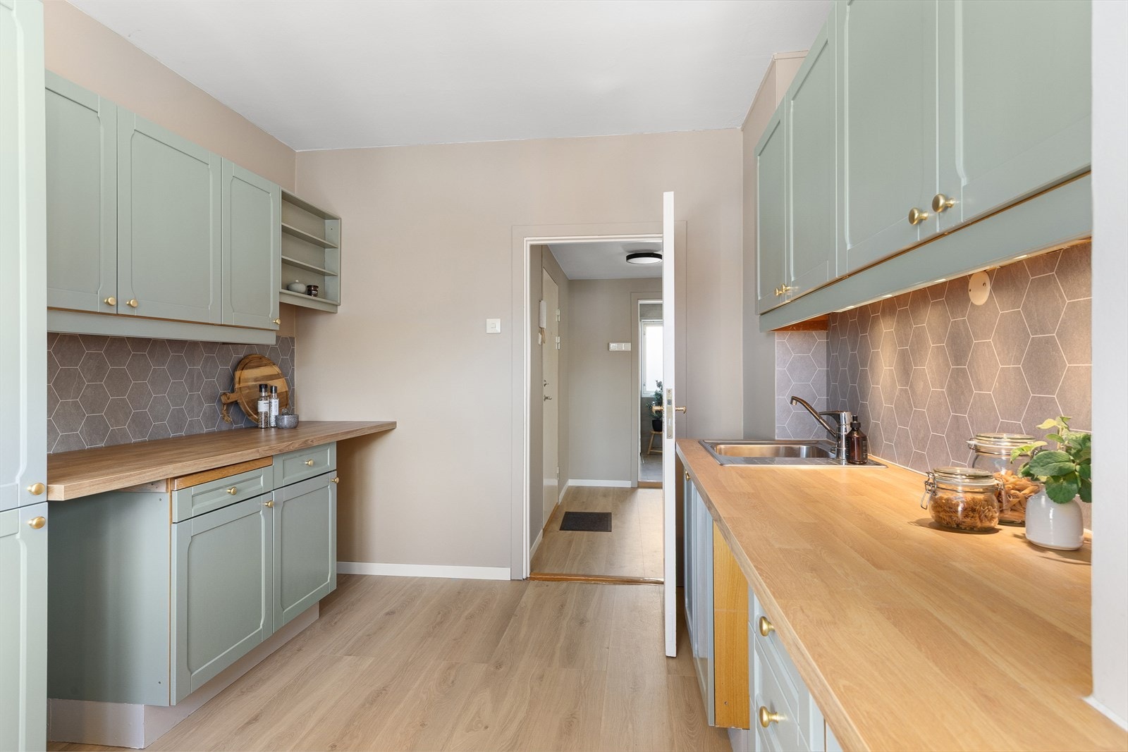 Kjøkkenet har rikelig med benkeplass og naturlig ventilasjon via veggventil. Galleribilde