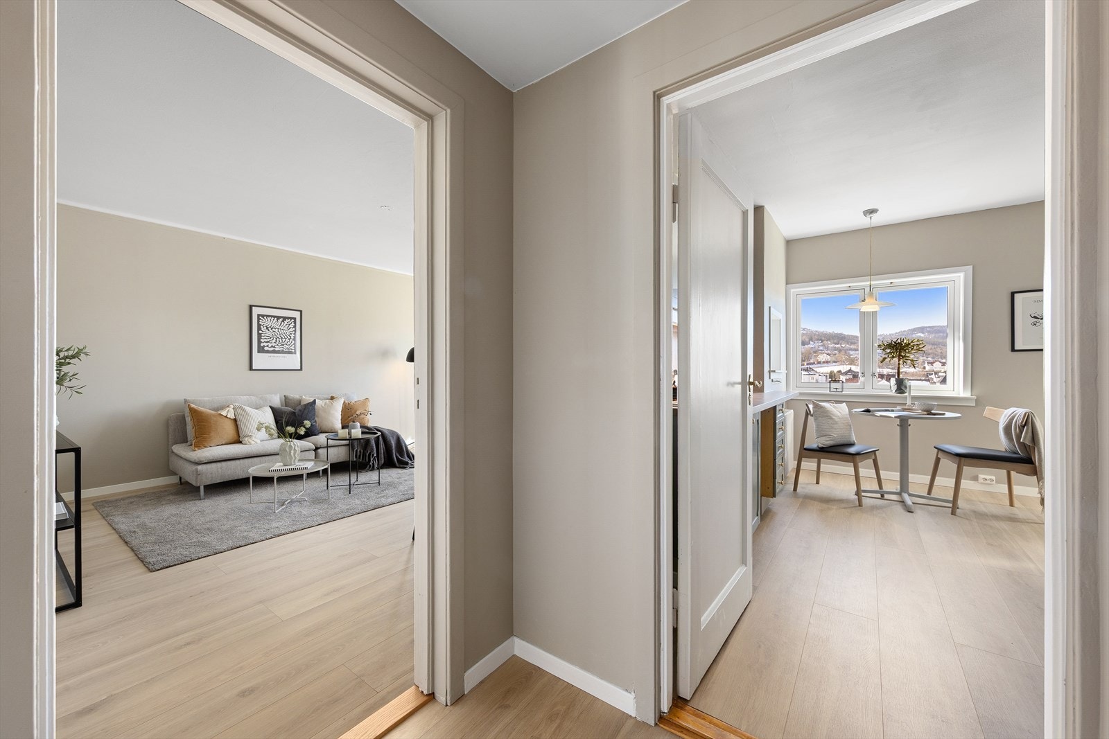 Fra entreen er det adkomst til resten av leiligheten. Galleribilde