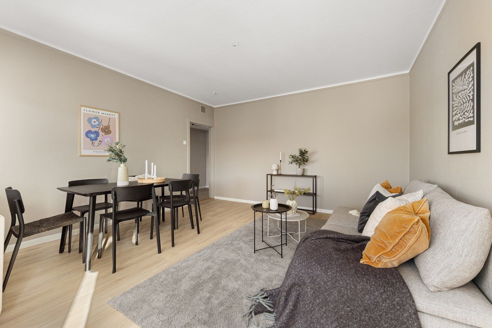 Stuen byr på god plass til både en komfortabel sofagruppe og et romslig spisebord, perfekt for både hverdagsliv og sosiale sammenkomster. Galleribilde