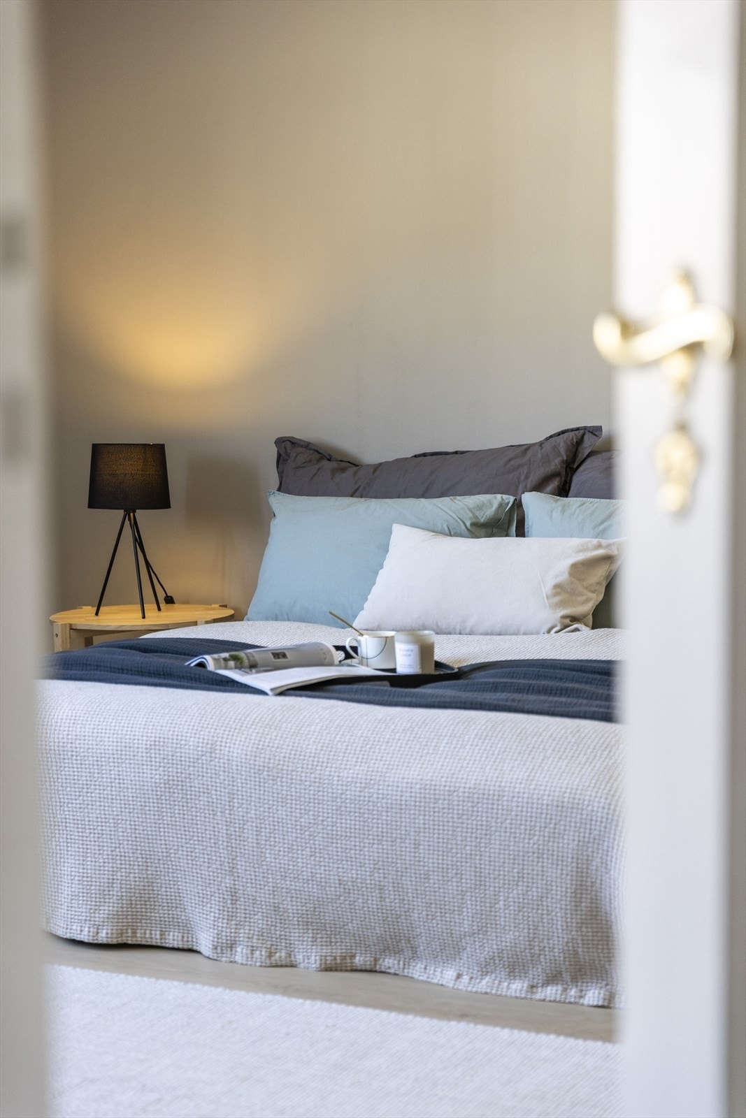 Leiligheten har klassiske, malte fyllingsdører som passer stilen. Galleribilde