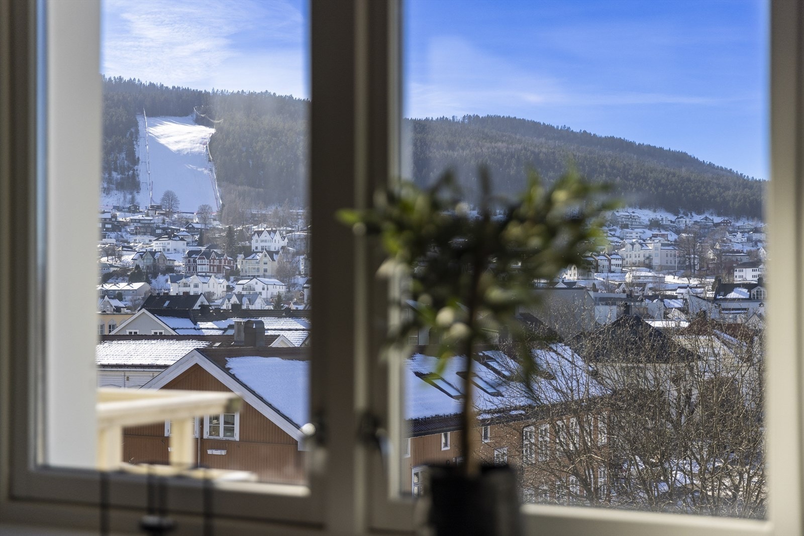 I nærområdet finnes flere treningssentre, inkludert Bølgen Treningssenter ved Drammensbadet. Galleribilde
