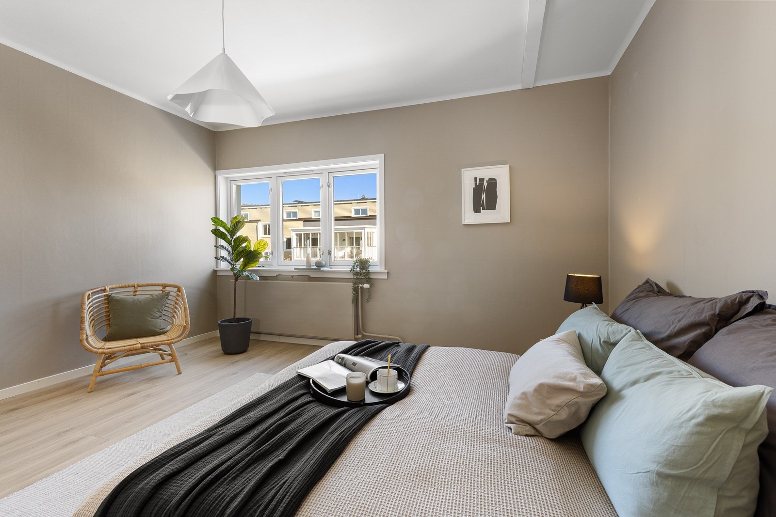 Rommet vender mot et rolig, skjermet fellesareal. Galleribilde