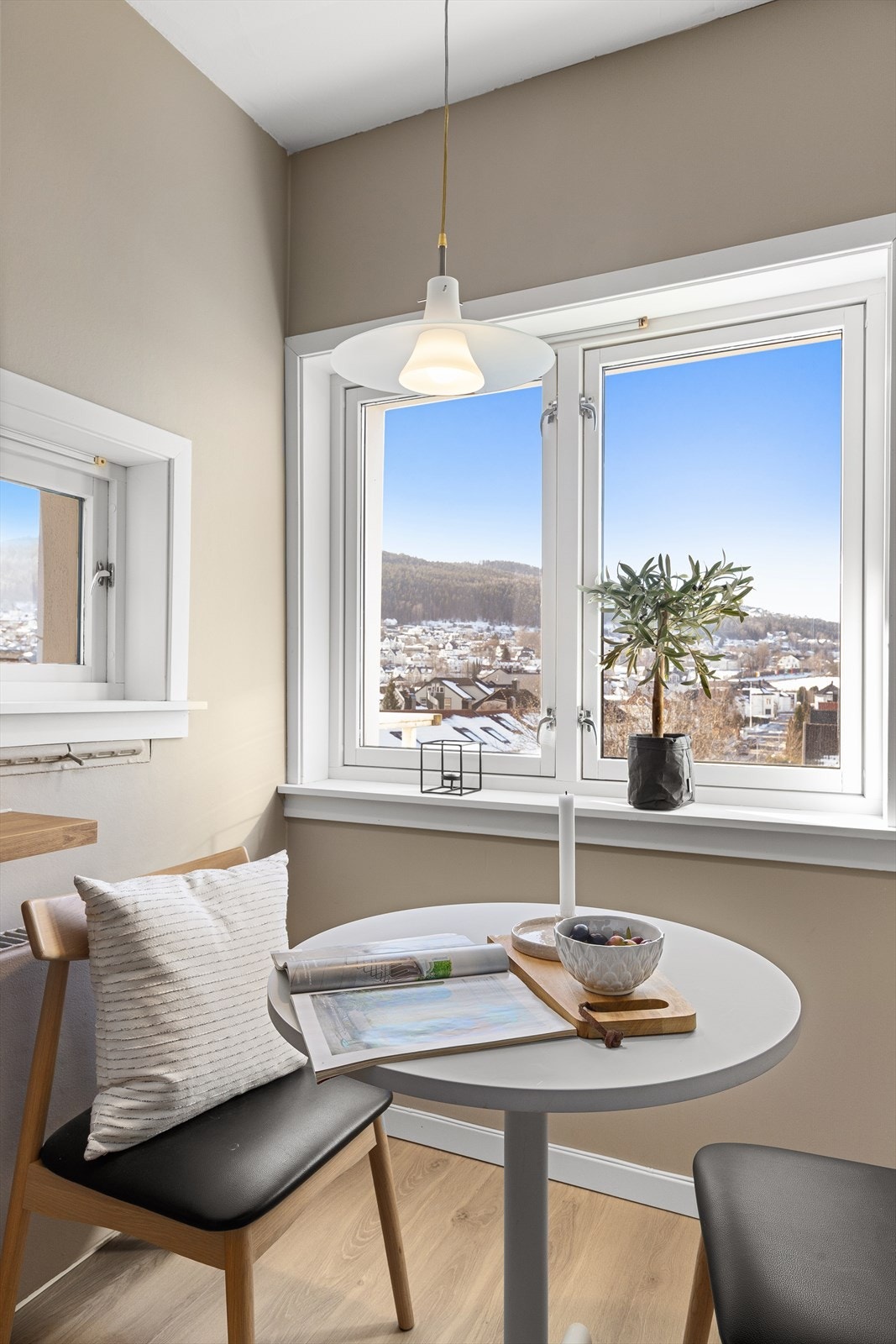 Ved vinduet er det en hyggelig spiseplass. Vinduer med 2-lags glass ble satt inn i 1998. Galleribilde