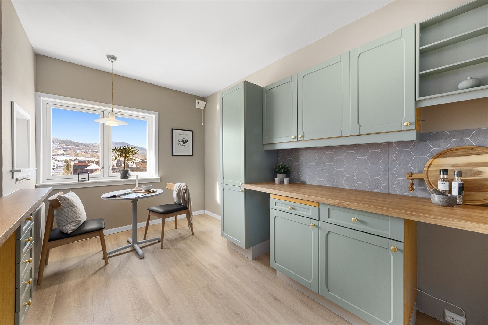 Kjøkkeninnredningen er funksjonell med godt med skapplass og sprutplate over benken. Galleribilde