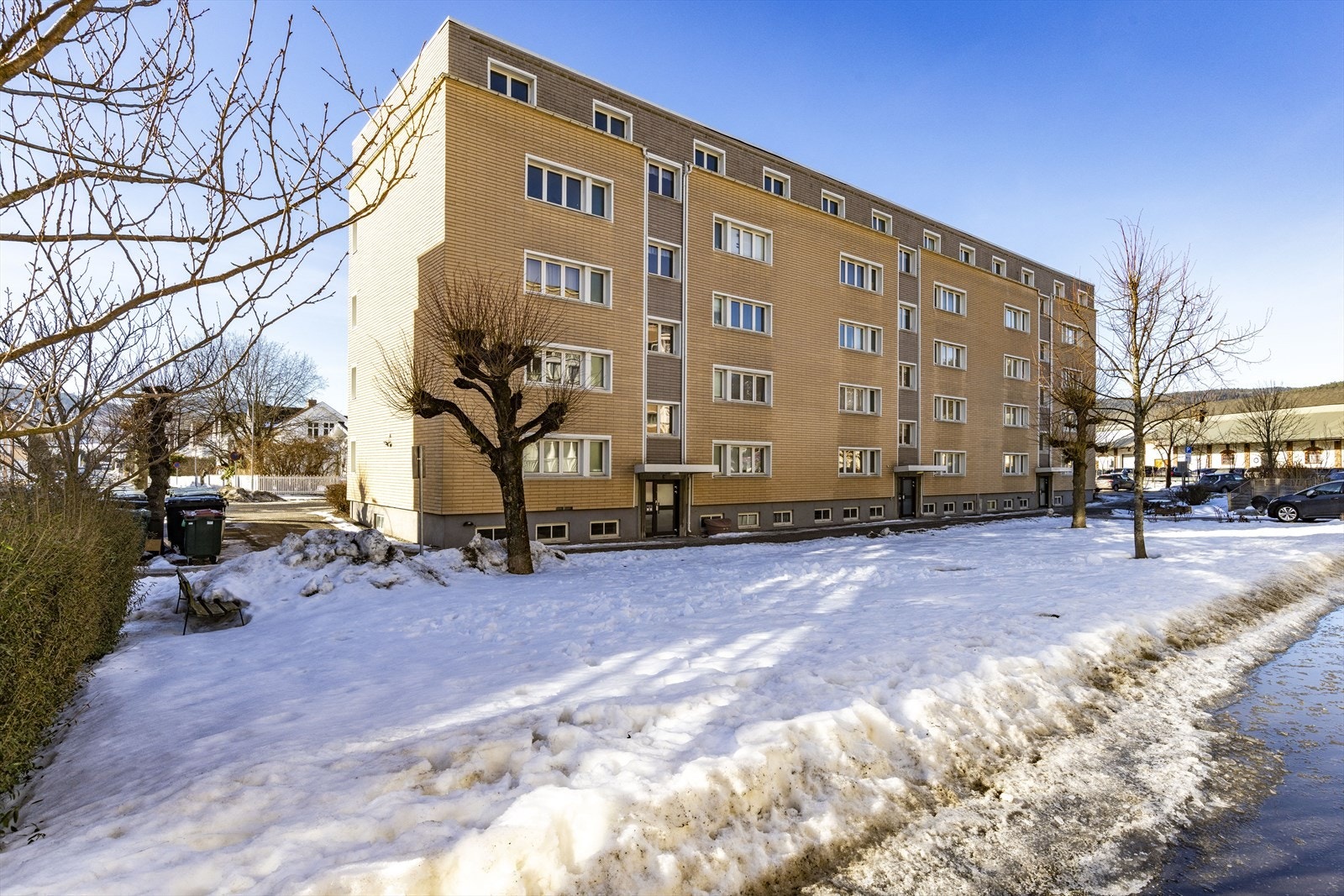 Eiendommen har opparbeidede fellesarealer med gressplen og beplantning. Galleribilde