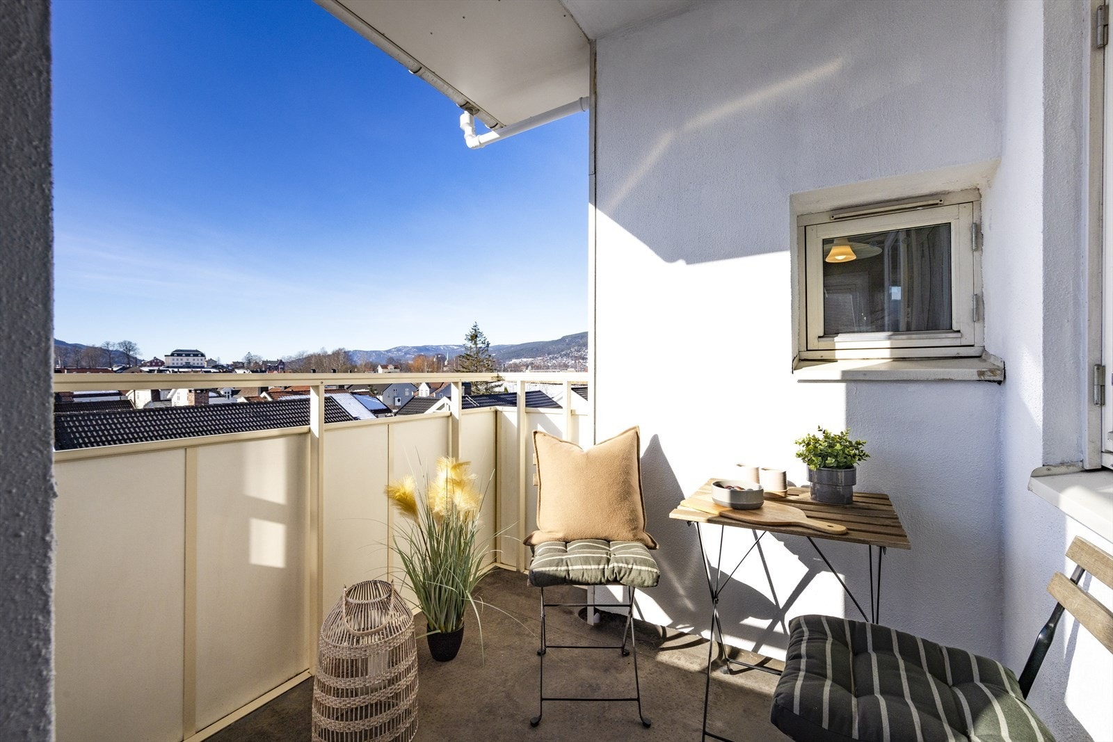 Fra stuen er det utgang til en takoverbygget balkong på ca. 4 m². Galleribilde