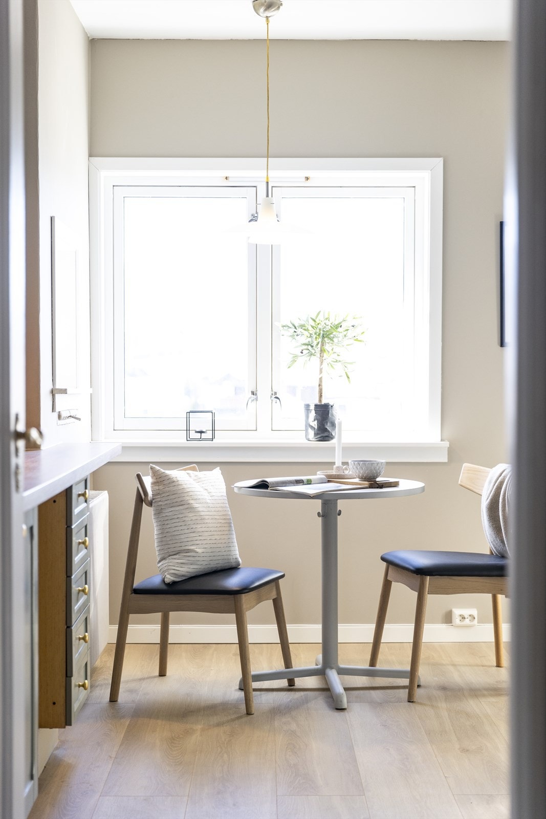 Spiseplassen på kjøkkenet er et lyst og trivelig sted å starte dagen, perfekt for frokost eller en rolig morgenkaffe. Galleribilde