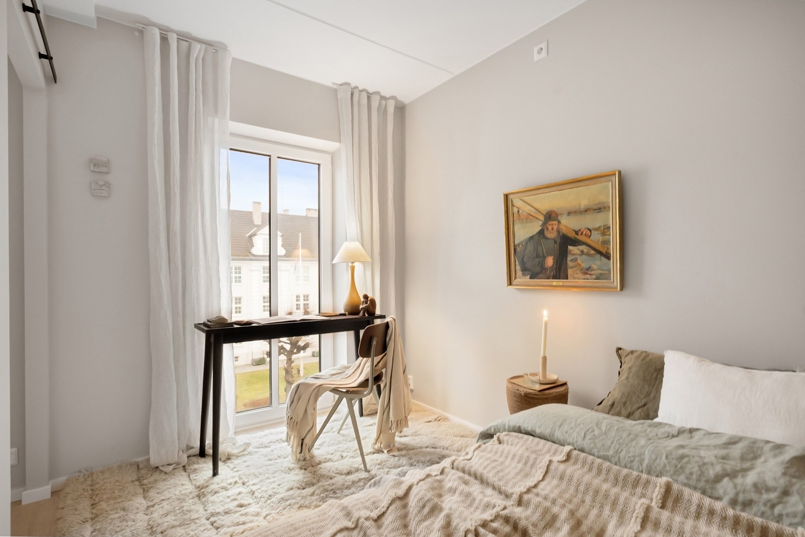 Soverommet har en god størrelse med plass til seng og tilhørende nattbord. Galleribilde