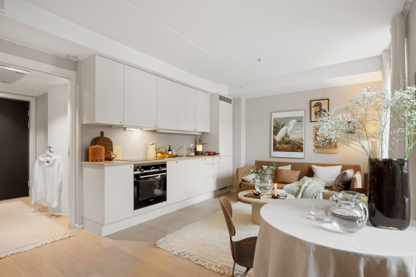 Rommet har god plass til både sofagruppe og spisebord. Galleribilde