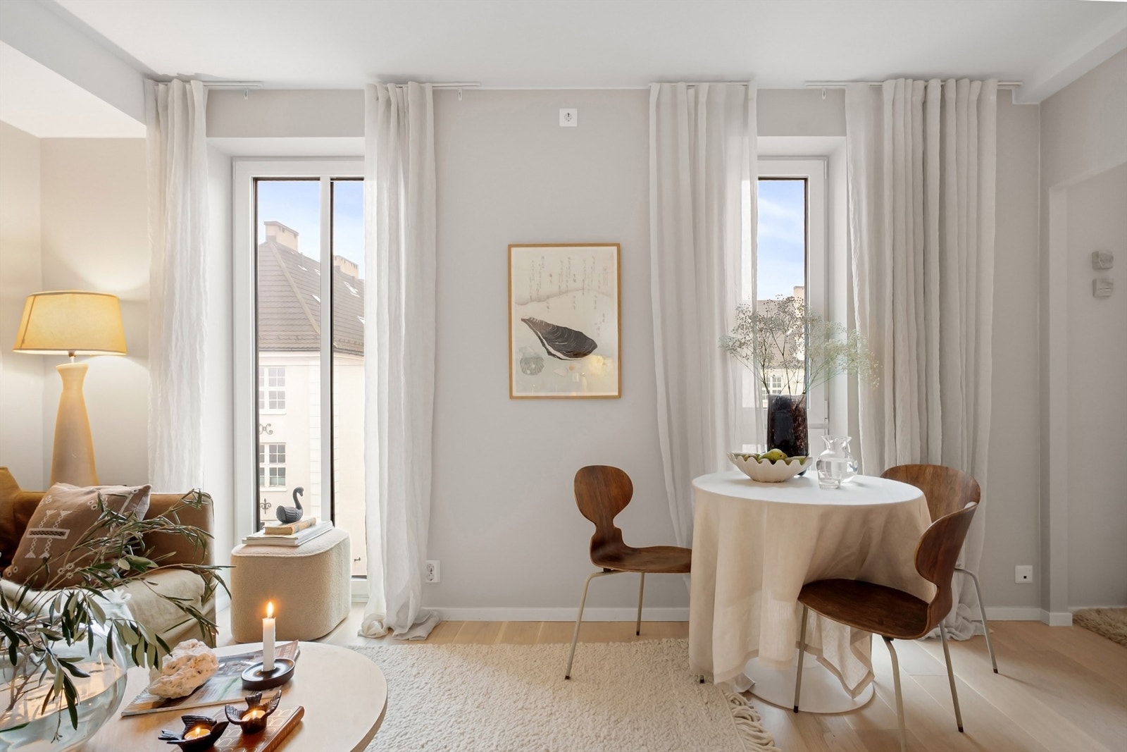 Leiligheten er holdt i nøytrale og stilrene nyanser. Galleribilde