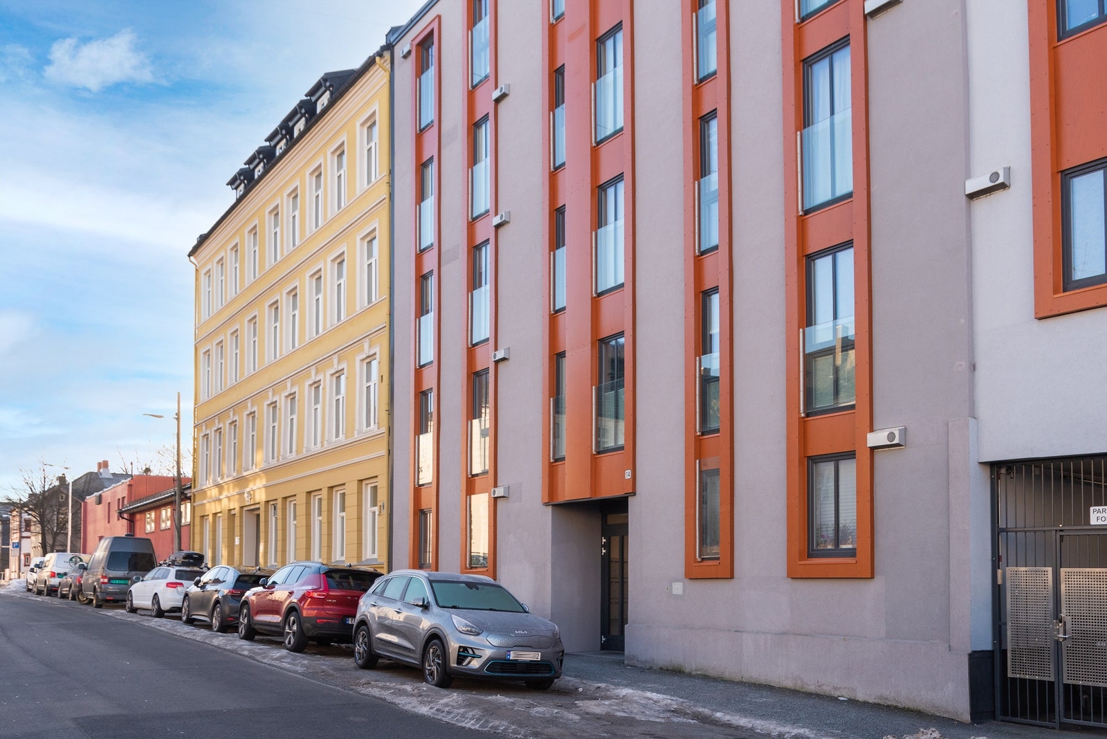 Det er innført beboerparkering i dette området (indre by). Dette betyr at du kan parkere fritt døgnet rundt på parkeringsplassene regulert til beboerparkering i området rundt din bolig. Galleribilde