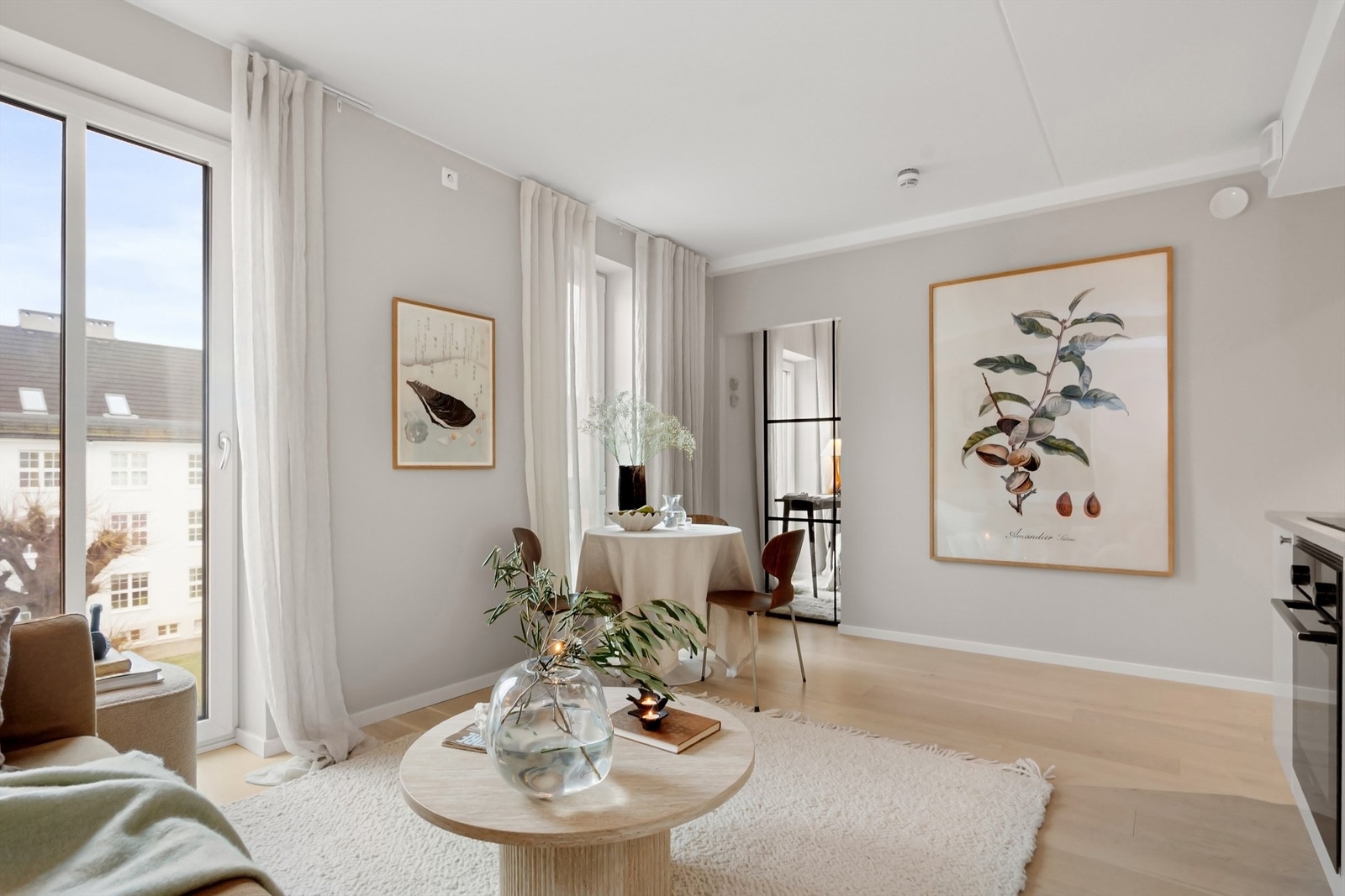 Store vinduer slipper inn rikelig med naturlig lys og skaper en luftig romfølelse. Galleribilde