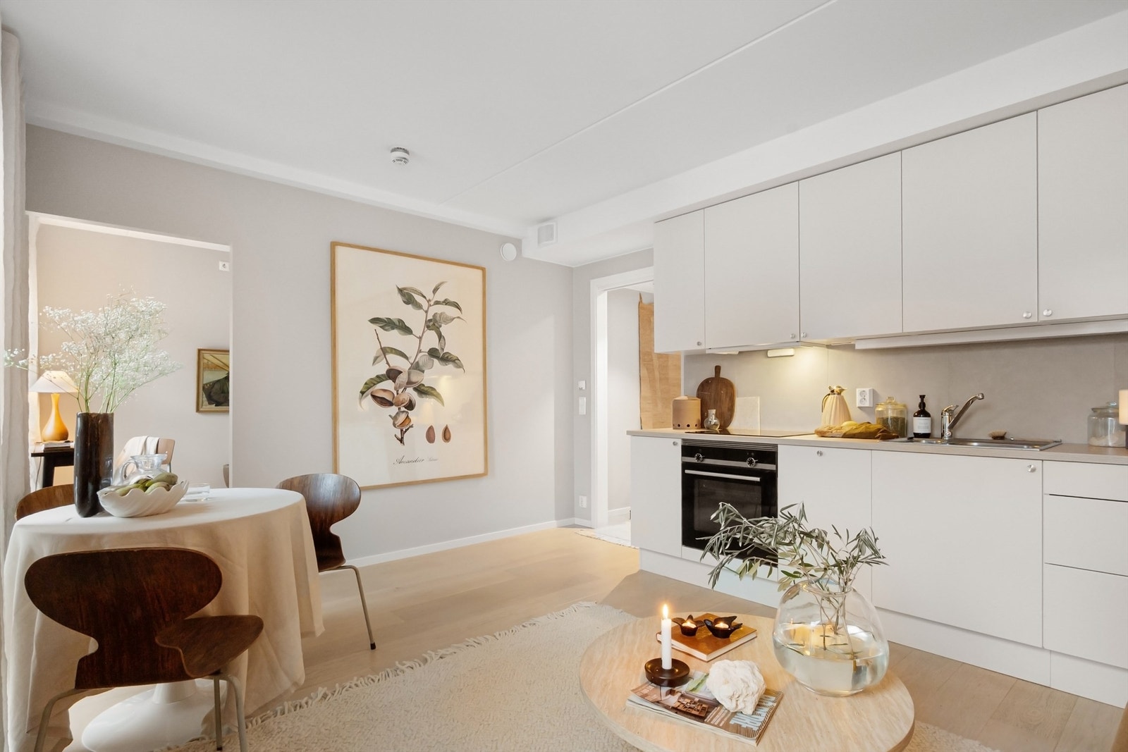 Kjøkkeninnredningen består av induksjonstopp, stekeovn, oppvaskmaskin, og kjøl/fryseskap. Waterguard og komfyrvakt er montert. Galleribilde