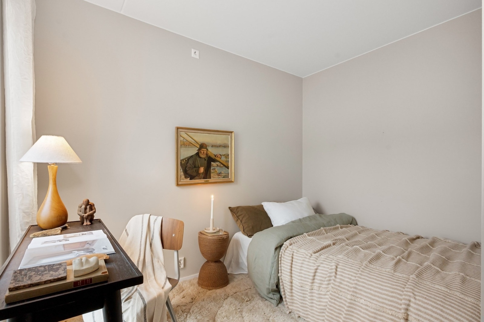 Det er også god plass til ønsket oppbevaringsmøblement. Rommet har en luftig romfølelse og atmosfære som passer soveværelset perfekt. Galleribilde