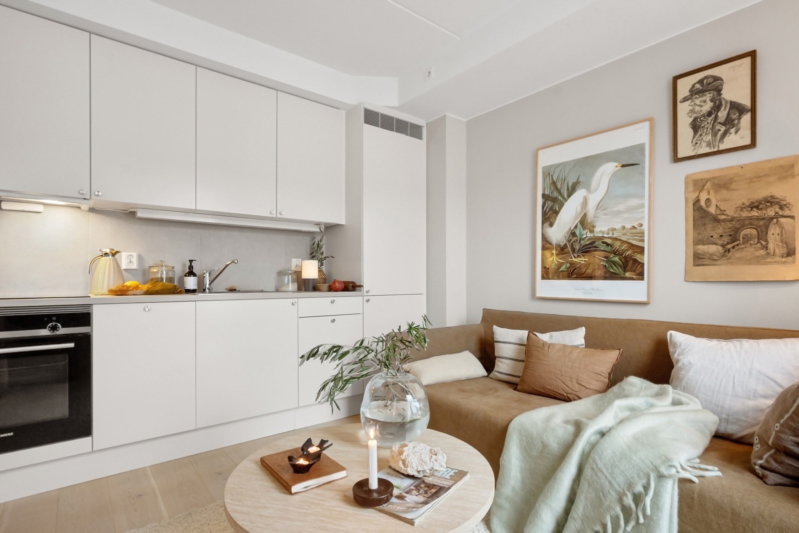 Det er rikelig med oppbevaringsplass i skuffer og skap. Den gode benkeplassen gjør matlagingen enkel. Galleribilde