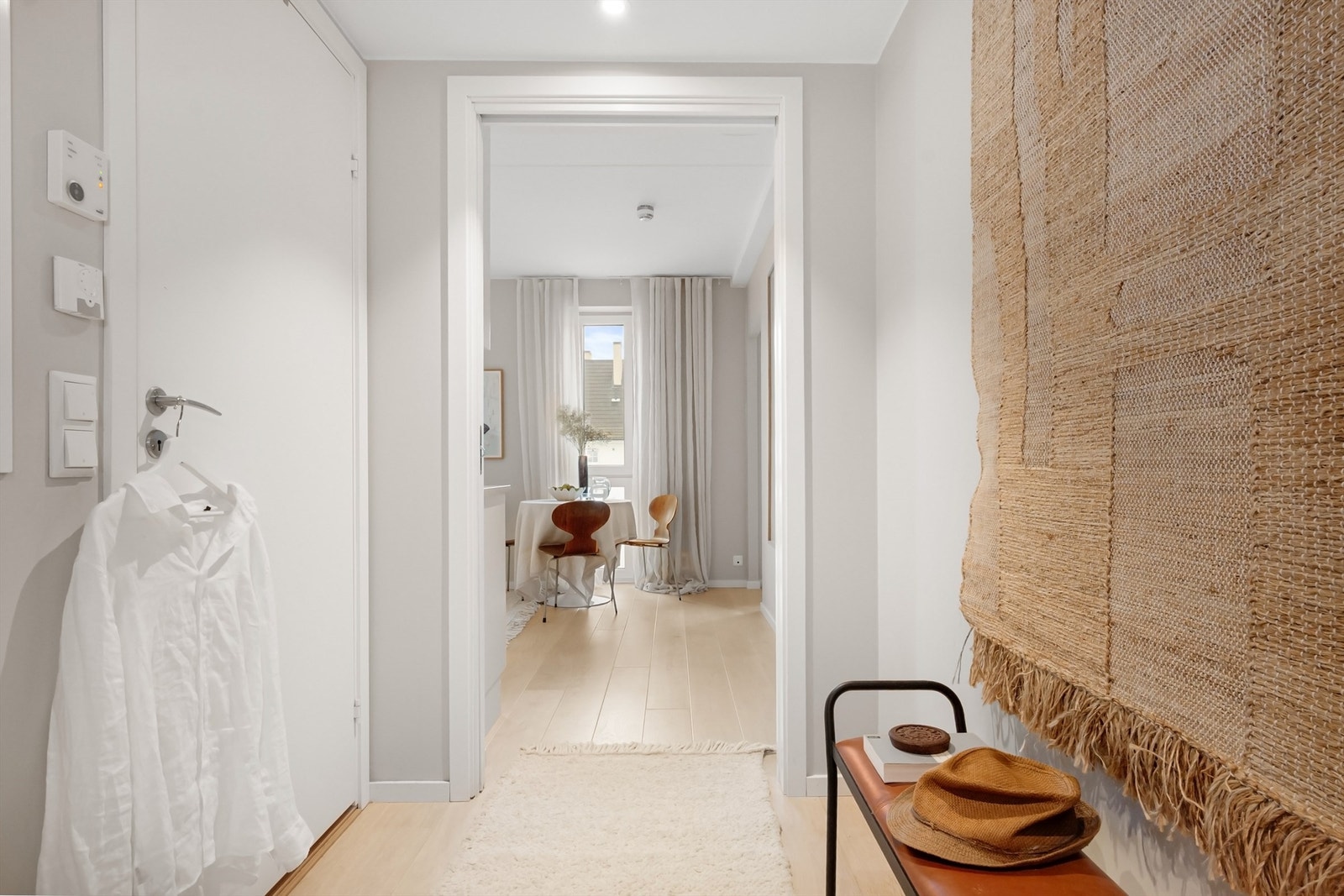Velkommen inn! Leilighetens entré er lys og innbydende og gir et meget godt førsteinntrykk av boligen. Entréen knytter boligens rom fint sammen. Galleribilde