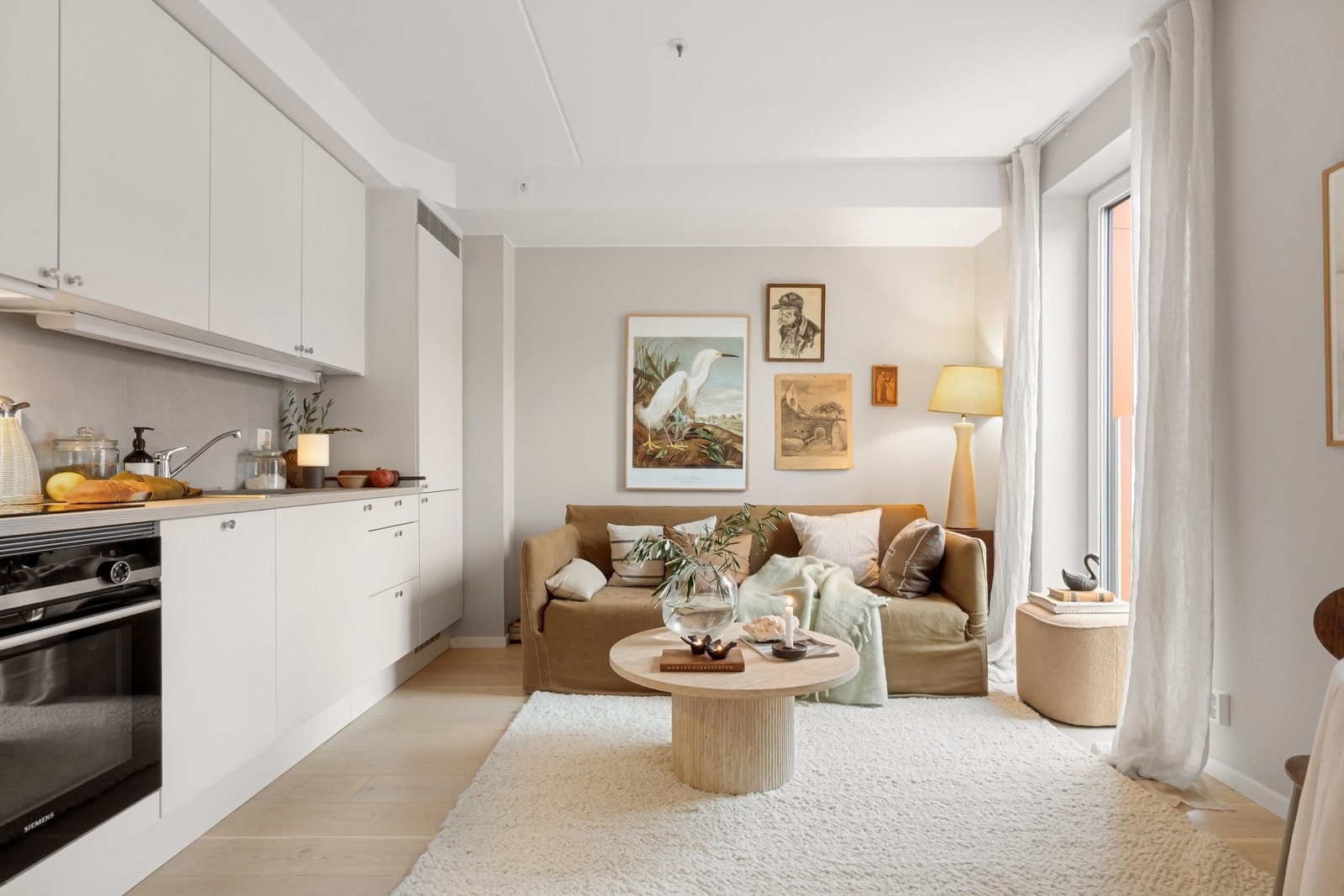 Stuen og kjøkkenet er holdt i en åpem, sosial løsning. Galleribilde