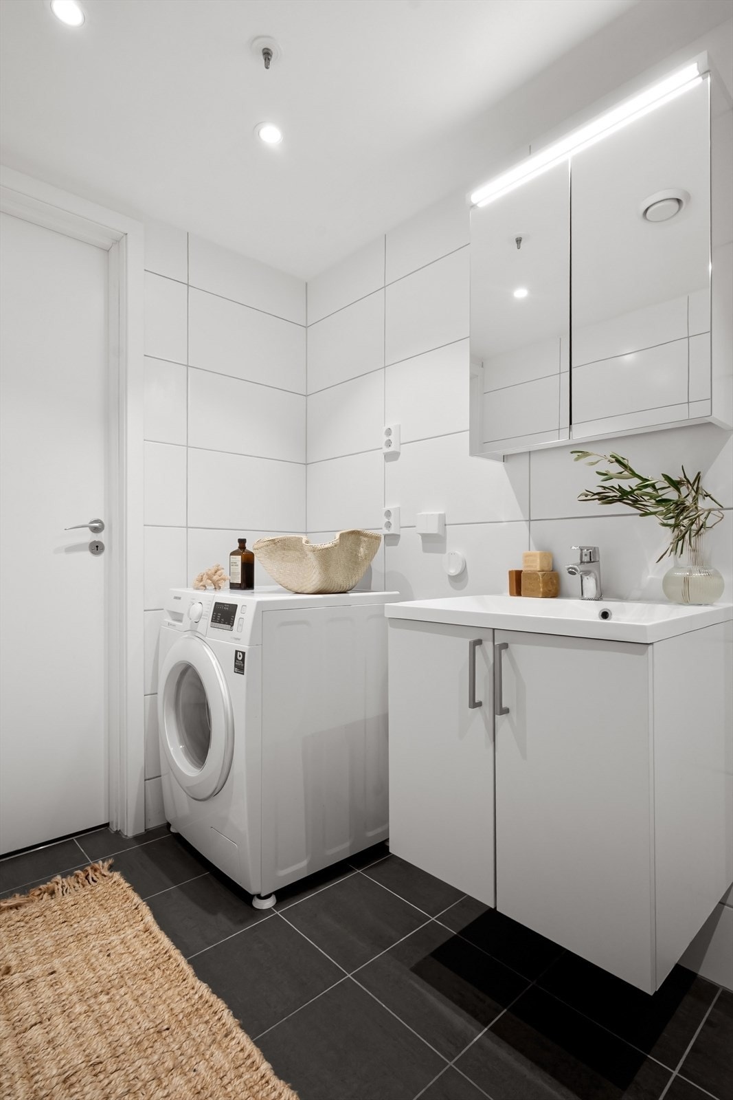 Det er både plass og opplegg for vaskemaskin. Balansert ventilasjon sørger for behagelig inneklima. Galleribilde