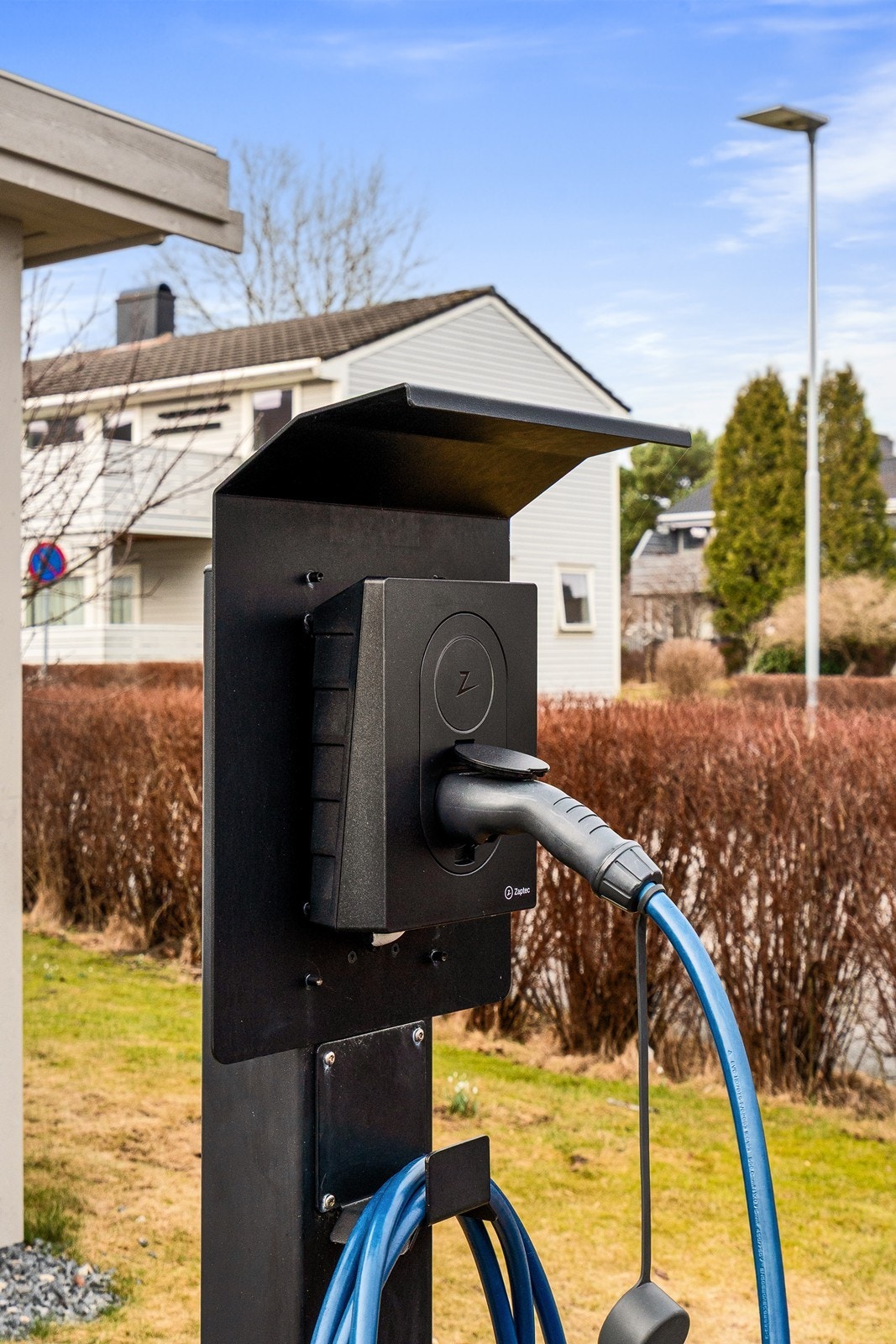 Elbillader er montert på parkeringsplass Galleribilde