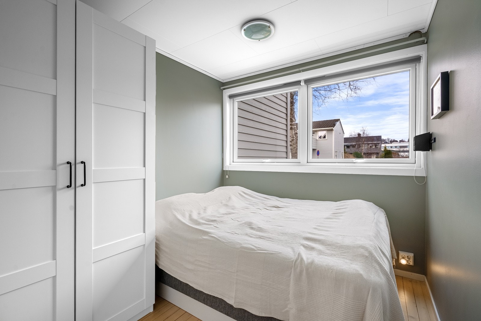 Soverom med god garderobe Galleribilde