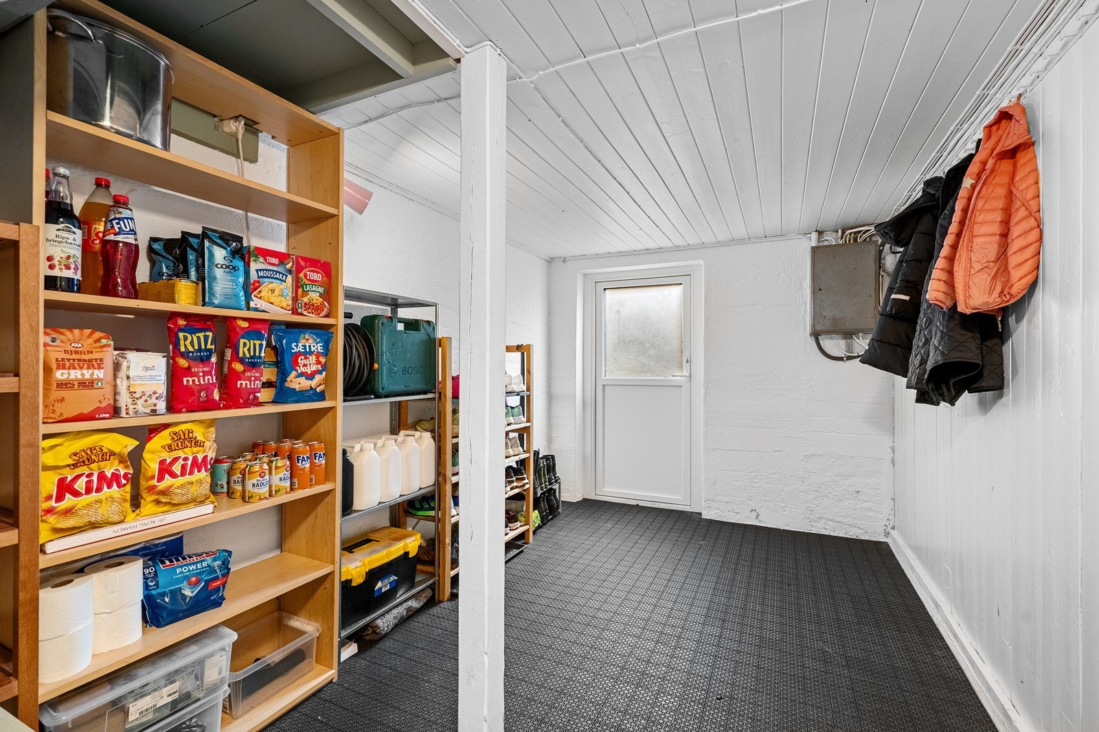 Gang kjeller med egen utgang Galleribilde