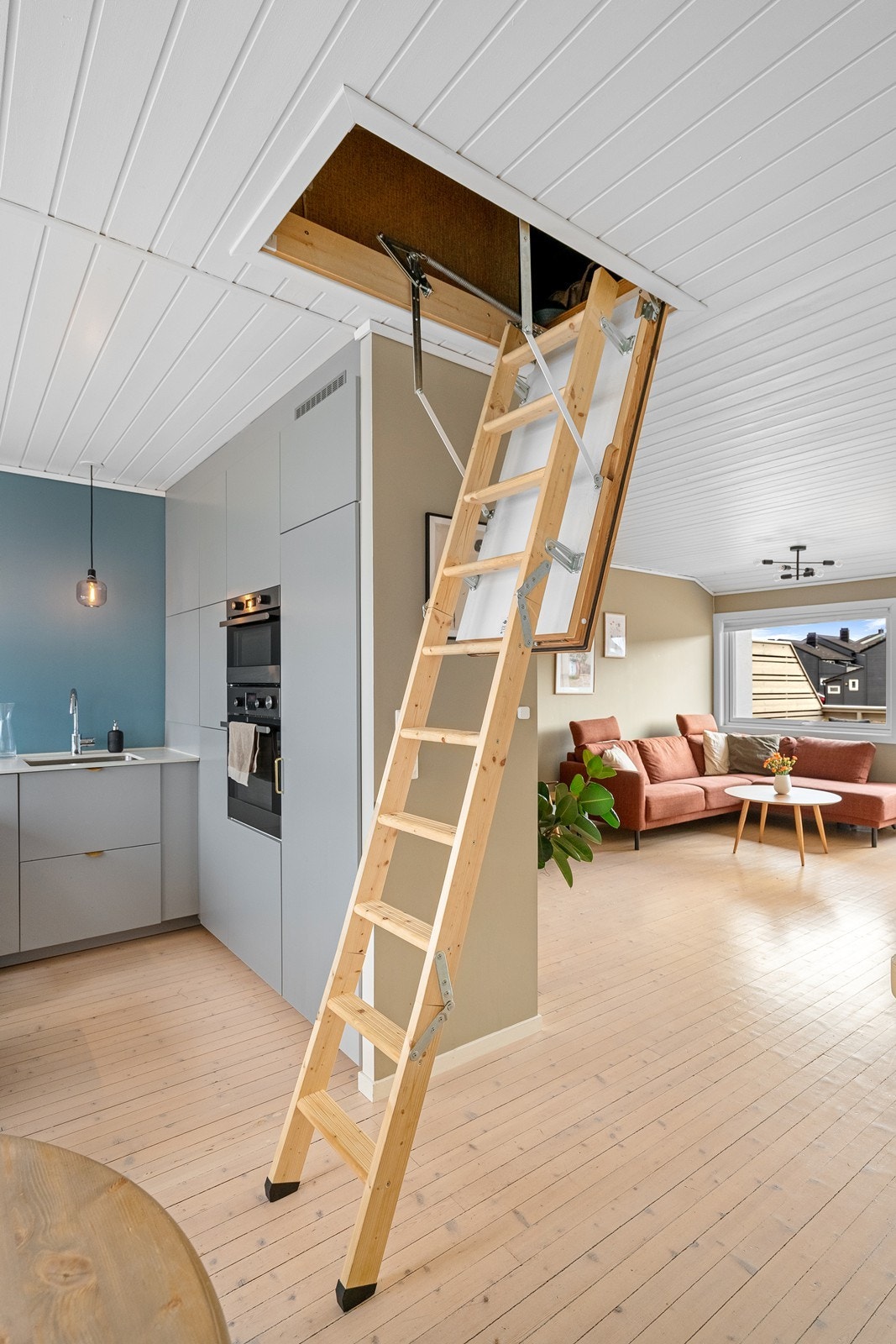 Det er også et praktisk loft for oppbevaring med trapp opp fra stue Galleribilde