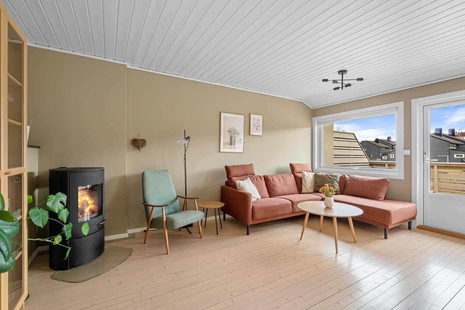 Stue med utgang til solrik balkong Galleribilde