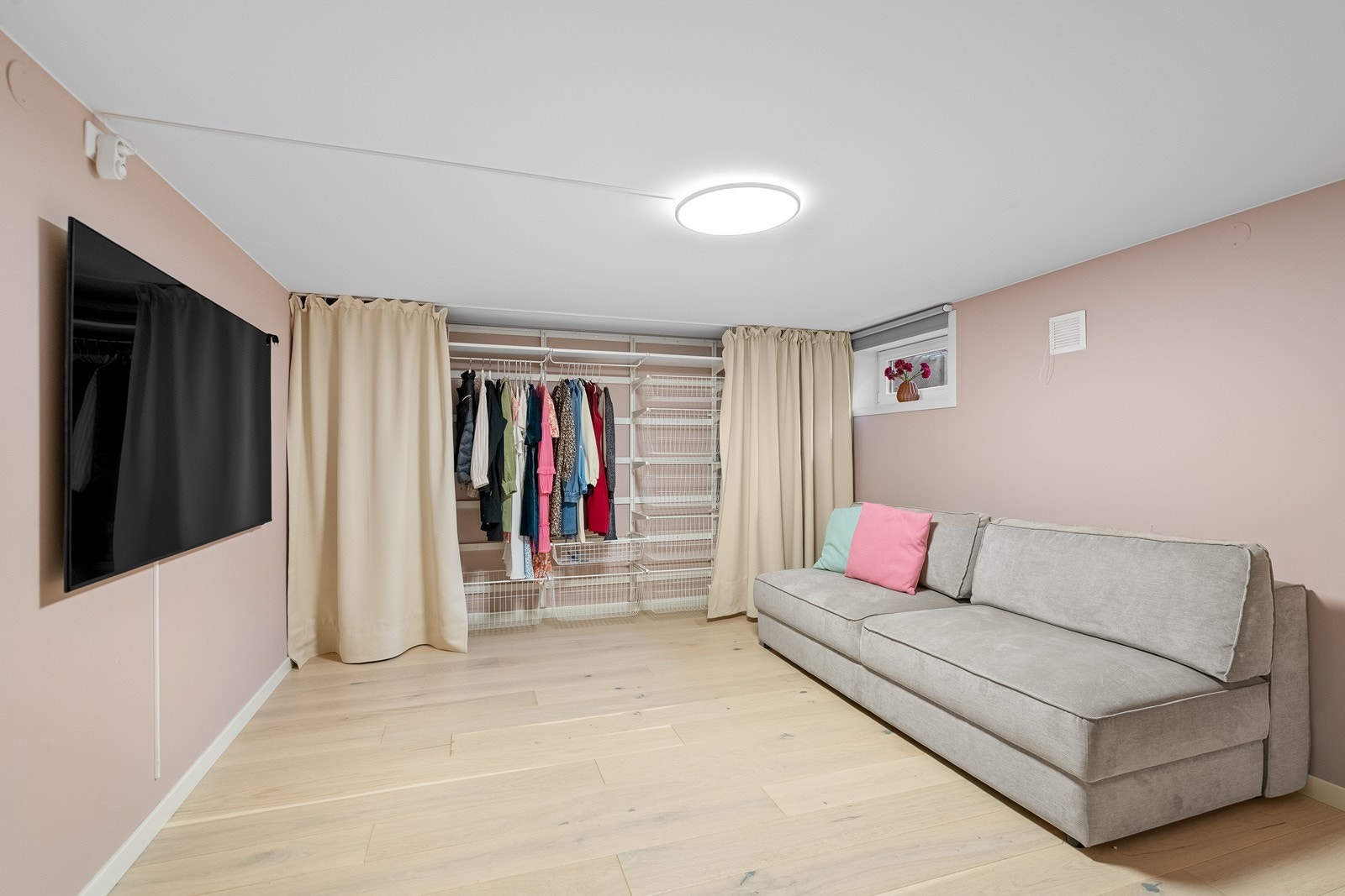 Stor flott kjellerstue (ikke byggegodkjent) Galleribilde