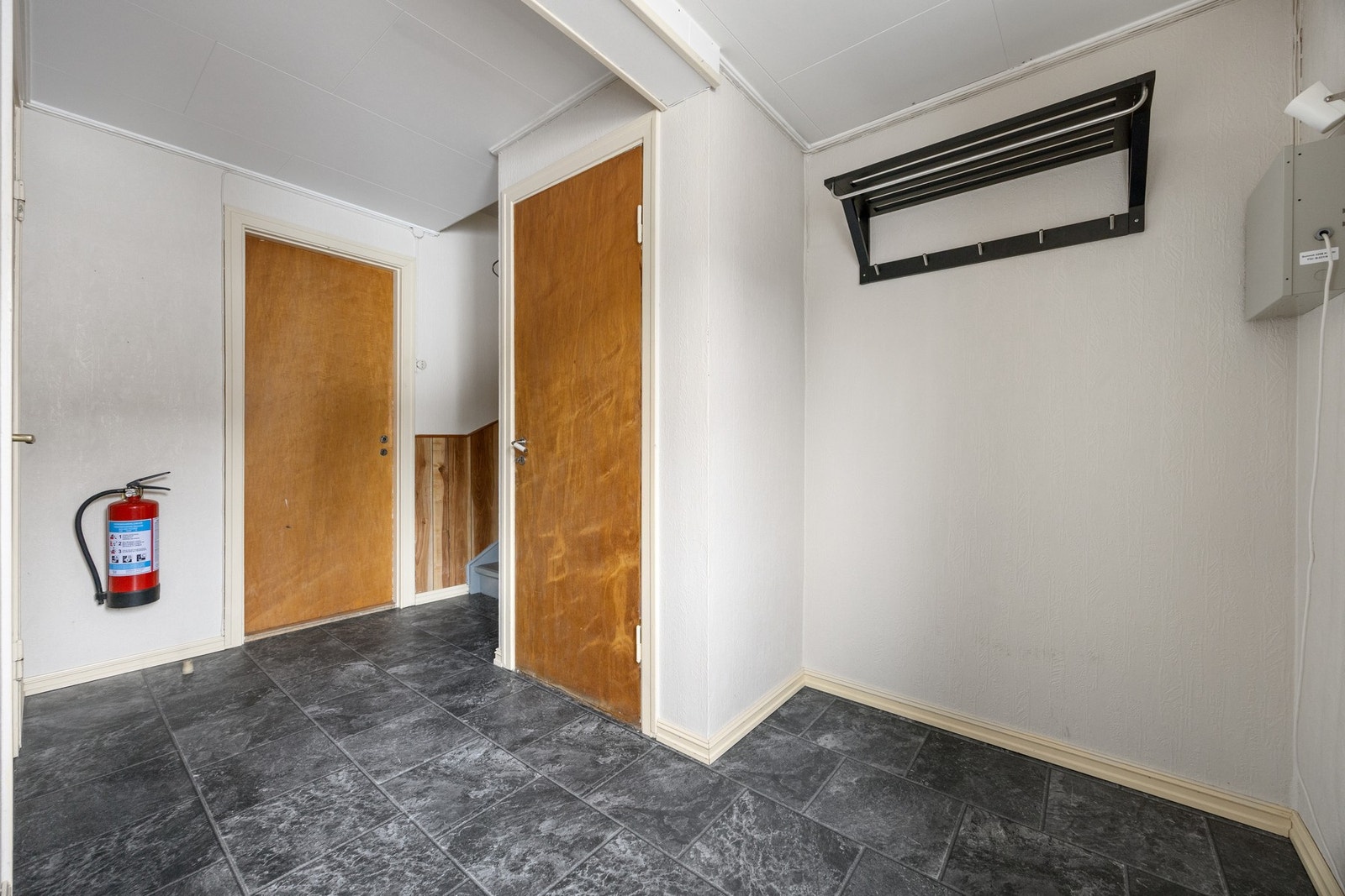 Plass for oppheng av yttertøy og sko. Adkomst inn til stue, kjøkken, kjellertrapp og loftstrapp. Galleribilde