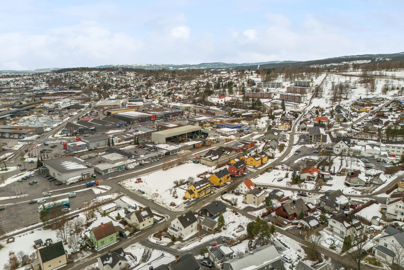 Gang- og sykkelavstand til barnehager, skoler, bysentrum mm. Dagligvarebutikk og flere varehus like ved. Galleribilde